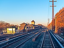 220px-Valley_Stream_LIRR_station_from_tracks